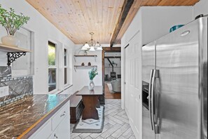 Micro-ondes, four, plaque de cuisson, lave-vaisselle