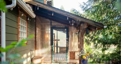 Cozy Cabin Retreat,Pet-Friendly,Family Getaway, Surrounded by Mountains & Trails