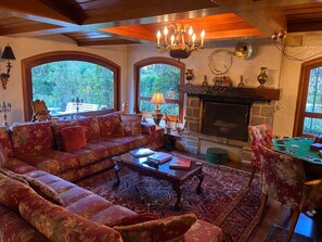 Smart TV, fireplace - Casa Alpina: 6 Cozy Bedrooms in Paradise (Campos do Jordão)