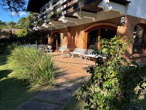 Terrace/patio - Casa Alpina: 6 Cozy Bedrooms in Paradise (Campos do Jordão)