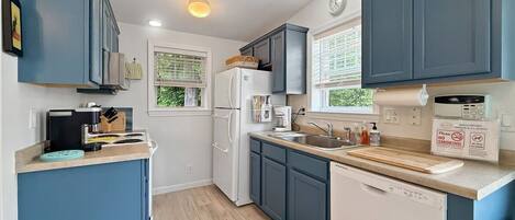 Een koelkast, een microgolfoven, een oven, een kookplaat