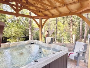 Banyera d'hidromassatge a l'aire lliure