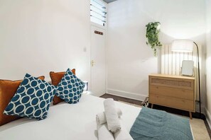 2 habitaciones, tabla de planchar con plancha, cuna de viaje y wifi 