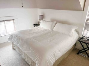 4 bedrooms, WiFi, bed sheets - Peach City Retreat w/ Pool and Hot Tub (Penticton)