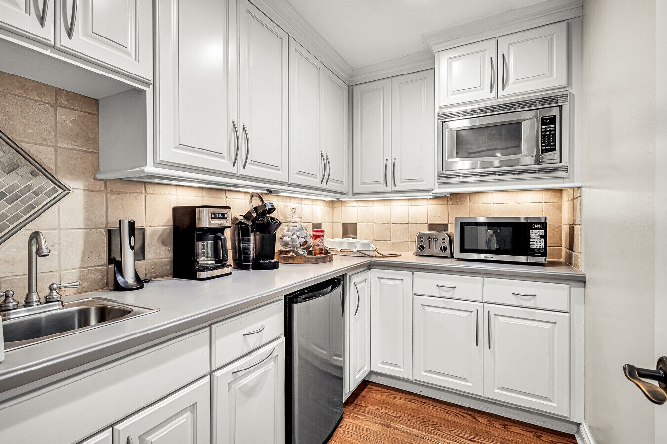 Fridge, microwave, stovetop, dishwasher