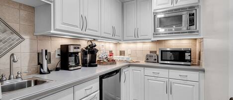 Fridge, microwave, stovetop, dishwasher