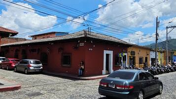 Vista frontal de la propiedad