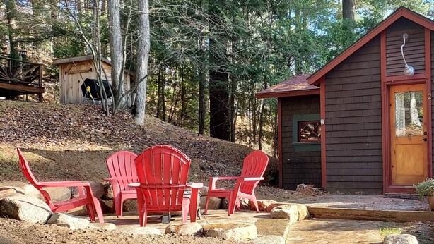 Une cabane rustique avec une porte en bois et une pancarte indiquant « Rock Ledge ».