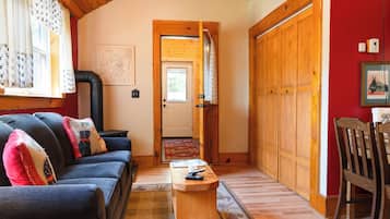 Smart TV, chimenea y libros