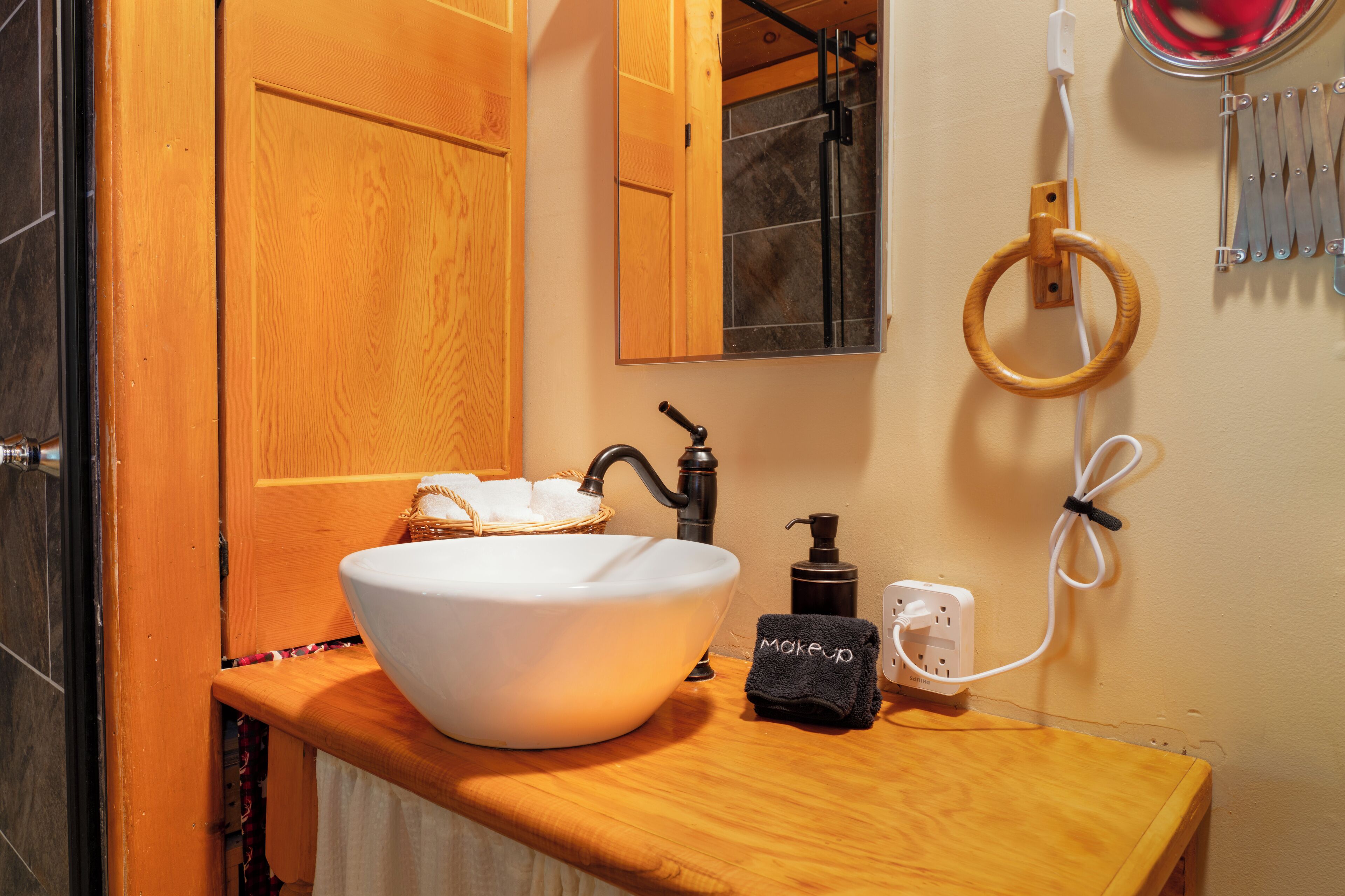 淋浴设施、吹风机、毛巾、卫生纸