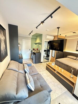 1 bedroom, iron/ironing board, WiFi, bed sheets - New and equipped studio | Close to the subway, ideal for couples and executives (Vila Gumercindo São Paulo)