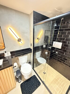 Haartrockner, Handtücher, Seife, Toilettenpapier