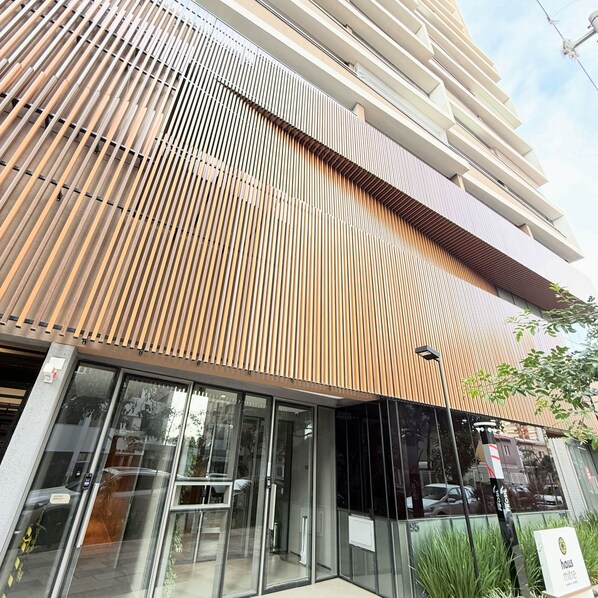 Exterior detail - New and equipped studio | Close to the subway, ideal for couples and executives (Vila Gumercindo São Paulo)