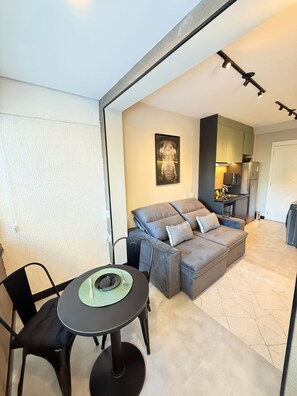 Living area - New and equipped studio | Close to the subway, ideal for couples and executives (Vila Gumercindo São Paulo)