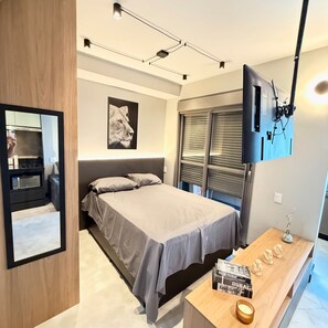 1 bedroom, iron/ironing board, WiFi, bed sheets - New and equipped studio | Close to the subway, ideal for couples and executives (Vila Gumercindo São Paulo)