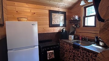 Jääkaappi, uuni, liesi, keittoastiat/astiat/ruokailuvälineet