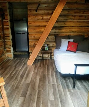 1 bedroom, desk, WiFi, bed sheets