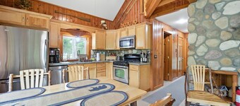 Camp Arrowhead-Just listed! Leaf-Peeping & River Views: Perfect Fall Retreat