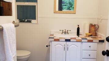 Dusche, Haartrockner, HandtĂŒcher, Seife