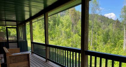 Secluded Retreat near Nelson & Castlegar with Fire Pit, 3 mins from the Beach!