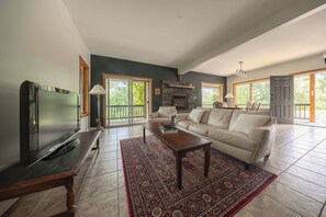 Smart TV, fireplace - Secluded Retreat near Nelson & Castlegar with Fire Pit, 3 mins from the Beach! (Castlegar)