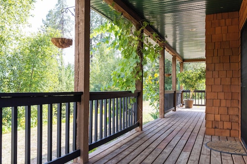 Secluded Retreat near Nelson & Castlegar with Fire Pit, 3 mins from the Beach!
