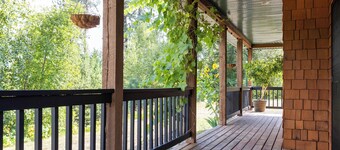 Secluded Retreat near Nelson & Castlegar with Fire Pit, 3 mins from the Beach!