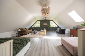 2 bedrooms, WiFi, bed sheets - Secluded Retreat near Nelson & Castlegar with Fire Pit, 3 mins from the Beach! (Castlegar)