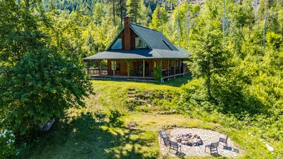 Secluded Retreat near Nelson & Castlegar with Fire Pit, 3 mins from the Beach!