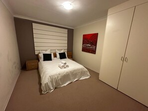 2 bedrooms, iron/ironing board, bed sheets