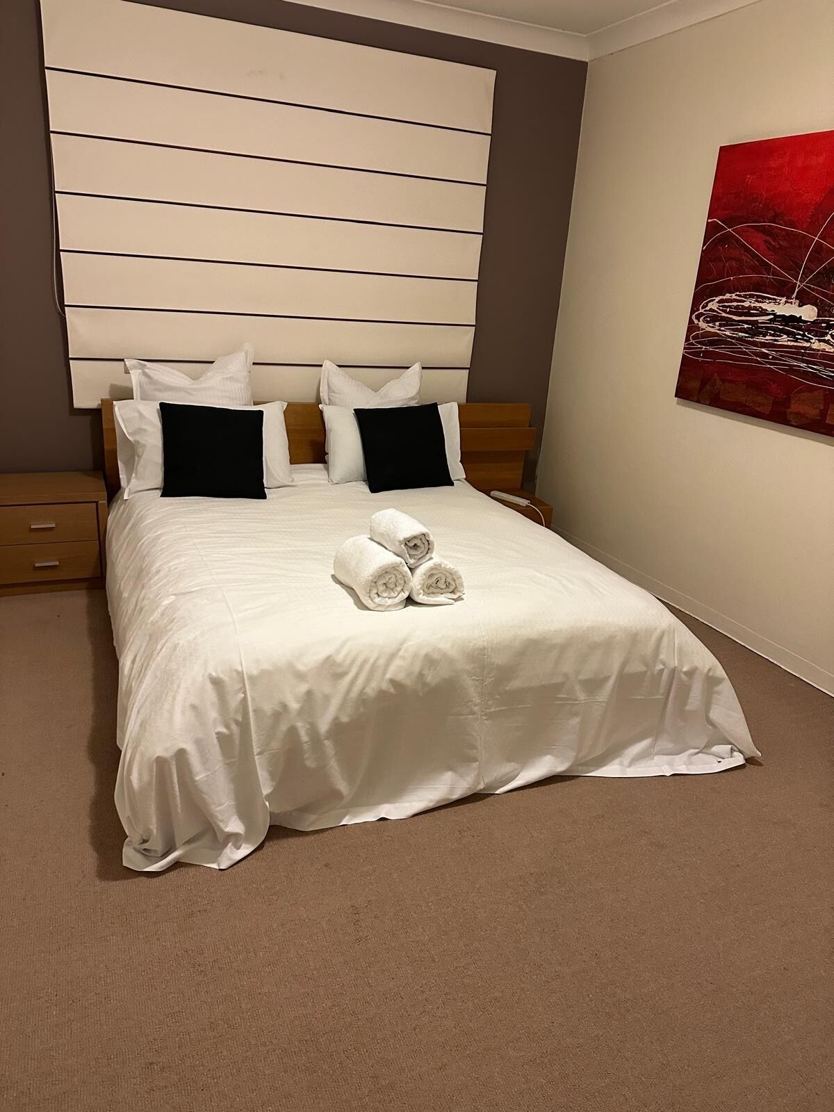 2 dormitorios, tabla de planchar con plancha, ropa de cama