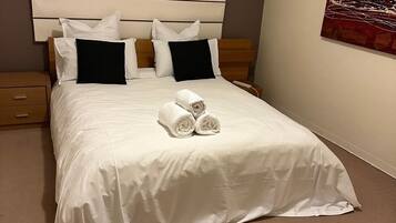 2 habitaciones, tabla de planchar con plancha y ropa de cama