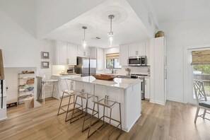 Microondas, horno, placa de cocina y lavavajillas