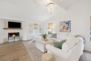 智能电视、壁炉