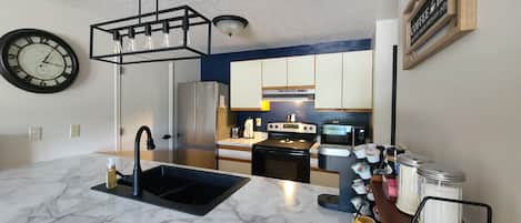 Réfrigérateur, four à micro-ondes, un four, surface de cuisson