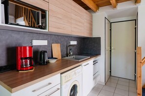 Fridge, microwave, dishwasher, cookware/dishes/utensils