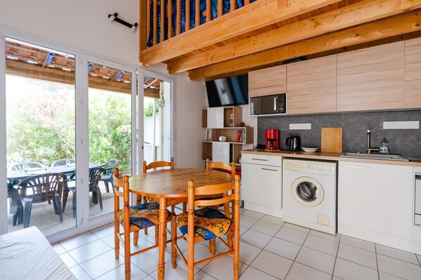 ثلاجة، ميكروويف، غسالة أطباق، مستلزمات طهي/أطباق/أوعية