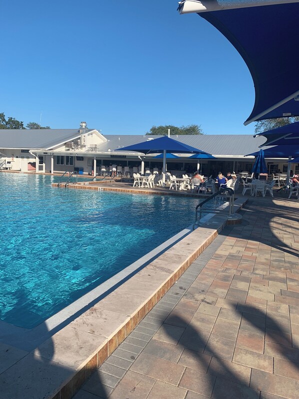 Piscine couverte, piscine extérieure