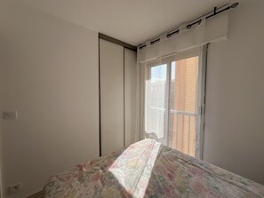 2 bedrooms, iron/ironing board, free WiFi