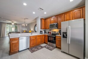 Frigorífico, microondas, horno y placa de cocina