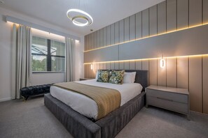 8 Schlafzimmer, Schreibtisch, Bügeleisen/Bügelbrett, Reisekinderbett