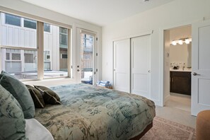 3 bedrooms, iron/ironing board, travel crib, free WiFi