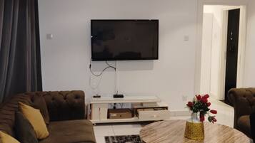 Una Smart TV, una chimenea