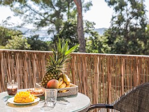 Outdoor dining - Tamarissime by Interhome (La Seyne Sur Mer, Les Sablettes)