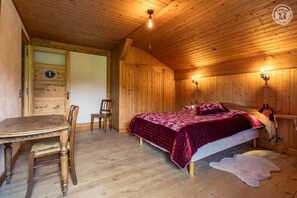 7 chambres, fer et planche à repasser, lit de bébé portatif
