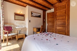 7 bedrooms, iron/ironing board, travel cot, free WiFi