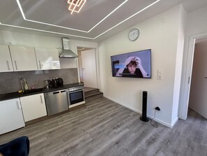 Een microgolfoven, een oven, een kookplaat, een vaatwasser