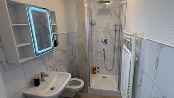 Haartrockner, Bidet, Handtücher, Seife