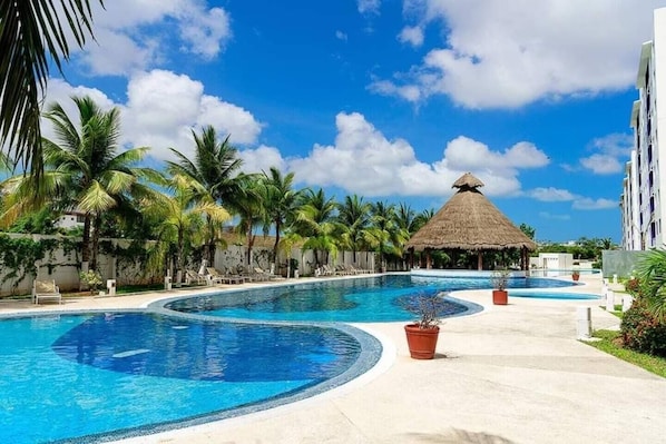 Outdoor pool - J-304 Deluxe 2 Bed 2 Bath Suite (Large outdoor Pool) (Cancún)