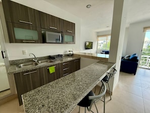 Microwave, oven, stovetop - J-304 Deluxe 2 Bed 2 Bath Suite (Large outdoor Pool) (Cancún)